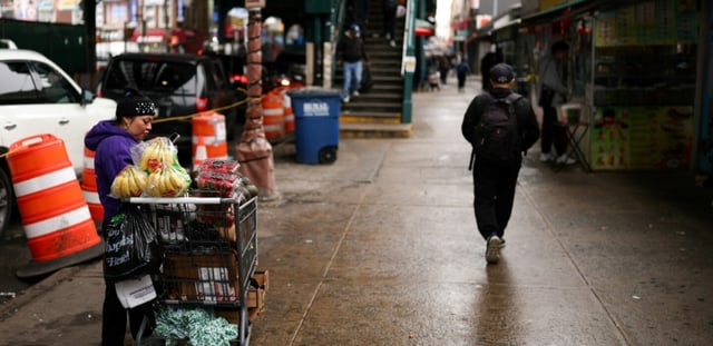 Une rue du quartier de Corona Plaza, dans le Queens, à New York, le 20 mars 2025. Corona a une population multiculturelle avec une majorité latino