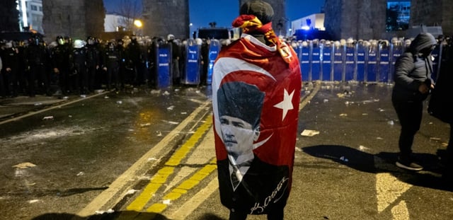 Manifestant face aux forces de l'ordre, le 21 mars 2025 à Ankara
