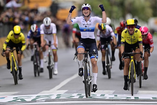 Lorena Wiebes devant Marianne Vos sur la ligne d'arrivée à San Remo, ce samedi.
