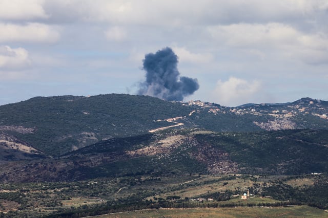 De la fumée s’élève du Liban ce samedi.