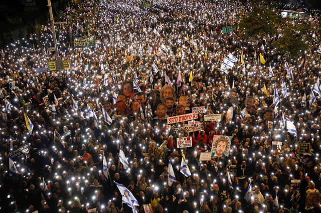 Des manifestants devant le siège du ministère israélien de la Défense, à Tel Aviv, le 22 mars 2025, lors d'une manifestation anti-gouvernementale.