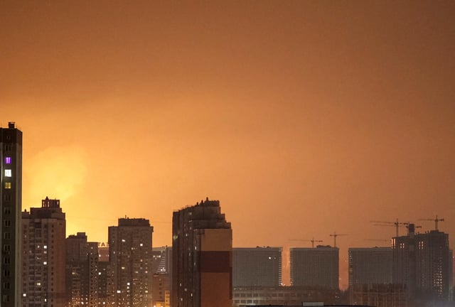 La nuit de samedi à dimanche a encore été marquée par une attaque de drones russes sur Kiev, provoquant des dégâts dans au moins cinq quartiers de la capitale.