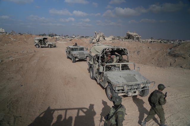 Des soldats israéliens patrouillent sur une route à Rafah, dans la bande de Gaza, en septembre 2024.