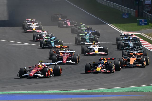 Ferrari&#39;s British driver Lewis Hamilton (front L) leads the pack at the start of the sprint race of the Formula One Chinese Grand Prix at the Shanghai International Circuit in Shanghai on March 22, 2025.