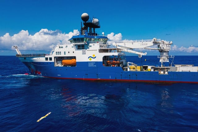The research vessel Falkor (too). Photo: Schmidt Ocean Institute