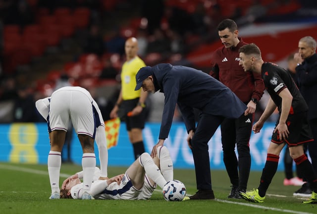 Soccer Football - World Cup - European Qualifiers - Group K - England v Albania - Wembley Stadium, London, Britain - March 21, 2025 England's Anthony Gordon reacts after sustaining an injury as manager Thomas Tuchel looks on Action Images via Reuters/Andrew Couldridge