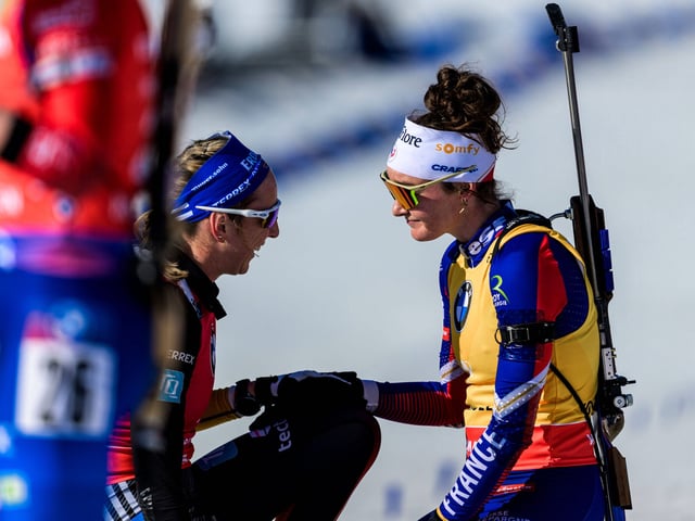 Franziska Preuß (l.) und Lou Jeanmonnot sprechen nach dem Drama-Finale.