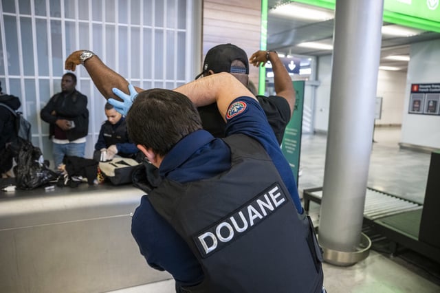 Terminal 3 d'Orly, au petit matin, des douaniers contrôlent un passager du vol Air France AF 841 en provenance de Fort-de-France qu'ils suspectent d'être une «mule» transportant des stupéfiants "in corpore".