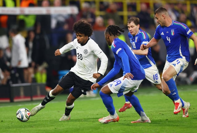 Soccer Football - Nations League - Quarter Final - Second Leg - Germany v Italy - Signal Iduna Park, Dortmund, Germany - March 23, 2025 Germany's Karim Adeyemi in action with Italy's Nicolo Barella, Italy's Destiny Udogie and Italy's Alessandro Buongiorno REUTERS/Thilo Schmuelgen