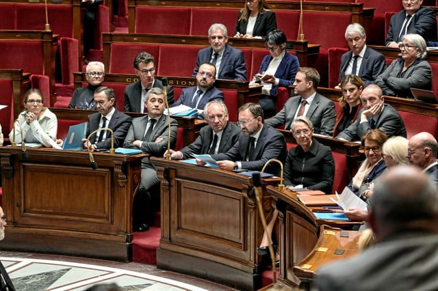 Les ministres de la Justice et de l'Éducation nationale se rendent coup pour coup concernant la question du port du voile dans le sport.
