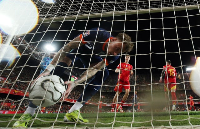 Soccer Football - Nations League - Quarter Final - Second Leg - Spain v Netherlands - Estadio de Mestalla, Valencia, Spain - March 23, 2025 Netherlands' Noa Lang picks the ball up after Xavi Simons scores their third goal from the penalty spot REUTERS/Albert Gea
