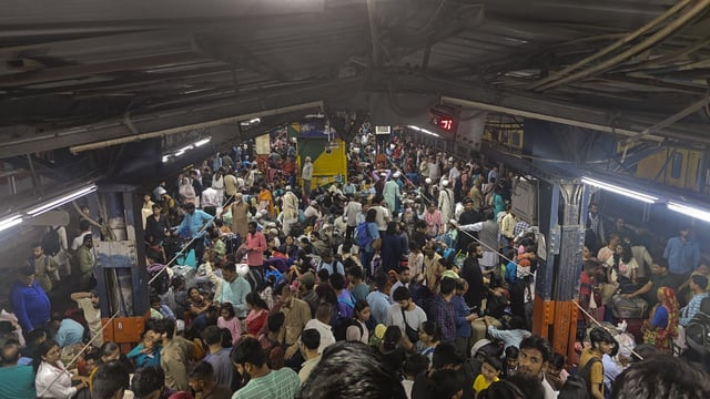 New Delhi: Heavy rush at the New Delhi railway station, Sunday, March 23, 2025.