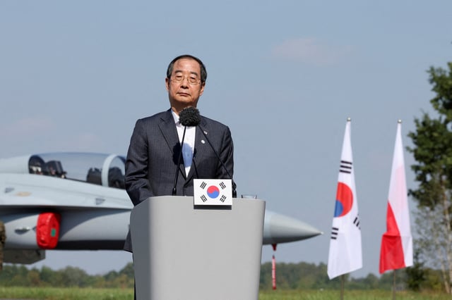 Le Premier ministre sud-coréen Han Duck-soo s’exprime lors de sa visite d’une base aérienne près de Minsk Mazowiecki, Pologne, le 13 septembre 2023.