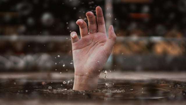 Her colleagues promptly informed a rescue team on the beach, who helped her escape from the water and administered CPR to er. However, she passed away before reaching the hospital.