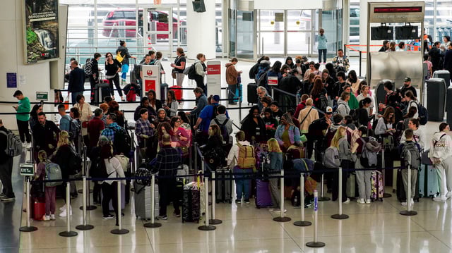 Travelers wait to check in at John F. Kennedy International Airport in New York City, U.S., April 6, 2023. REUTERS/Eduardo Munoz/File Photo