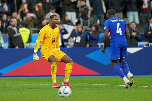 En arrêtant 2 pénaltys croates, Mike Maignan a permis à la France de se qualifier pour les demi-finales de la Ligue des nations.

