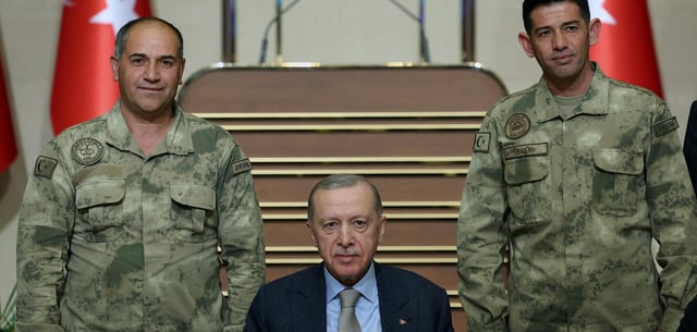 Türkische Polizeibeamte nehmen Erdogan fest