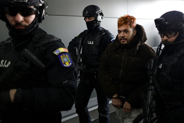 Extradition de Mohamed Amra: les images du narcotrafiquant escorté à l'aéroport de Bucarest