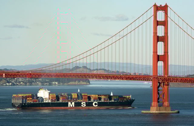 : A container ship sails beneath the Golden Gate Bridge as it makes its way into port in San Francisco, California, January 26, 2009. REUTERS/Robert Galbraith//File Photo