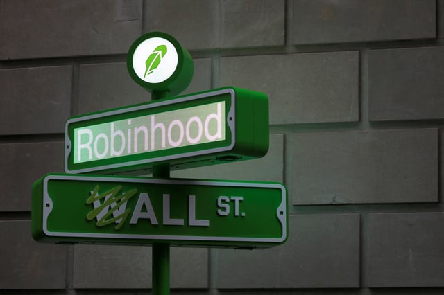 The logo of Robinhood Markets, Inc. is seen at a pop-up event on Wall Street after the company's IPO in New York City, U.S., July 29, 2021.  REUTERS/Andrew Kelly/File Photo