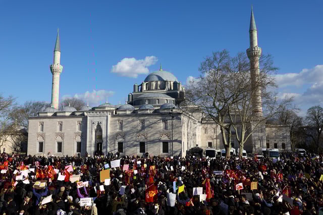 Des étudiants manifestent contre la détention du maire d’Istanbul, Ekrem Imamoğlu, devant la mosquée Suleymaniye, à l’entrée du campus principal de l’Université d’Istanbul, le 21 mars 2025.
