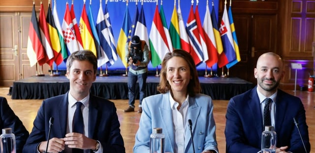 (g-d) L'ancien Premier ministre Gabriel Attal, la présidente du groupe Renew au Parlement européen Valérie Hayer et Benjamin Haddad, ministre délégué à l'Europe, lors du Sommet pour la démocratie et les libertés, le 24 mars 2025 à Paris