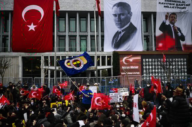 Rassemblement de soutien au maire arrêté à l’Hôtel de ville d’Istanbul, le 24 mars 2025.