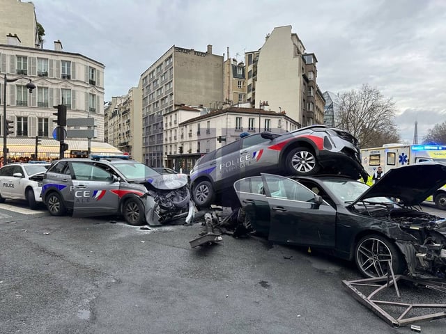 Un conducteur et ses deux passagers ont été arrêtés samedi 22 mars, vers 05h45, dans le secteur de la gare Montparnasse, après avoir provoqué un accident lors duquel trois véhicules de police se sont encastrés et dix policiers ont été légèrement blessés.