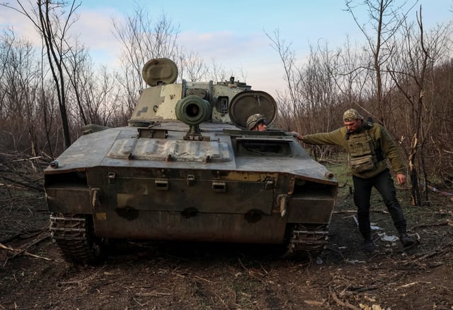 Des forces armées ukrainiennes se préparent à tirer en direction des troupes russes sur une ligne de front dans la région de Kherson, en Ukraine, le 23 mars 2025.