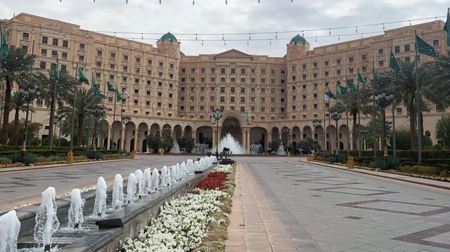 L’hôtel Ritz-Carlton à Riyad où des pourparlers sont en cours avec la médiation américaine pour tenter de parvenir à un cessez-le-feu dans la guerre entre la Russie et l’Ukraine.