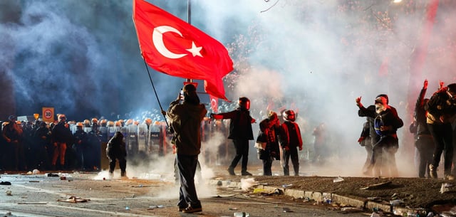 Ein Demonstrationsteilnehmer in Istanbul schwenkt die türkische Flagge