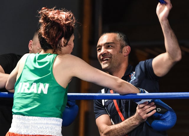 Mahyar Monshipour aux côtés de la boxeuse iranienne Sadaf Khadem en 2019 à Royan.