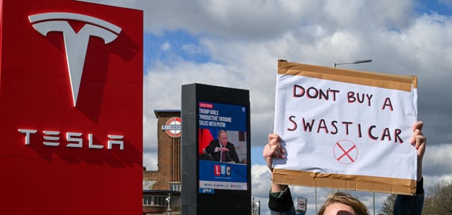 Proteste gegen Tesla in London