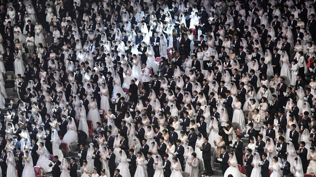 Des milliers de couples se sont mariés lors d’une cérémonie organisée à l’occasion du huitième anniversaire de la mort du messie autoproclamé Sun Myung Moon à Gapyeong en Corée du Sud le 7 février 2020