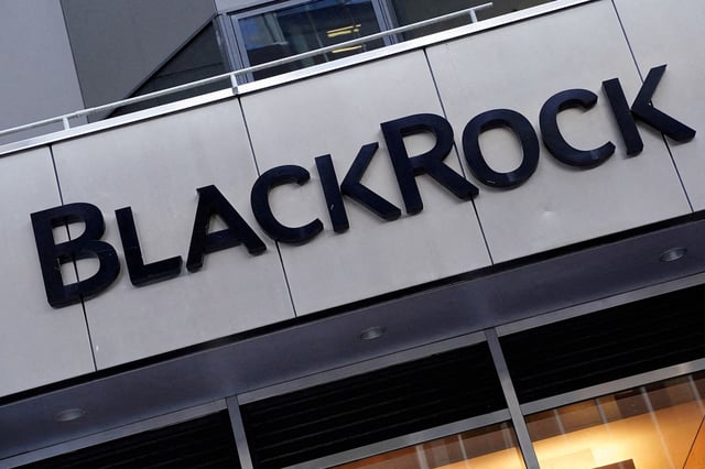 The BlackRock logo is pictured outside its headquarters in the Manhattan borough of New York City, New York, U.S., May 25, 2021.  REUTERS/Carlo Allegri/File Photo