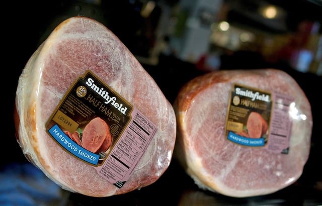 Smithfield hams line the shelves at the Taste of Smithfield restaurant and gourmet market in Smithfield, Virginia May 30, 2013.    REUTERS/Rich-Joseph Facun/File Photo
