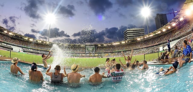 Feuchtfröhlicher Support: In der Tribüne der Arena „The Gabba“ ist ein Poolbereich integriert, in dem sich Fans während des Anfeuerns abkühlen können