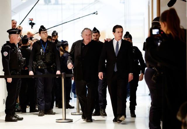 Procès de Gérard Depardieu: accusé d'agressions sexuelles, l'acteur arrive au tribunal à Paris