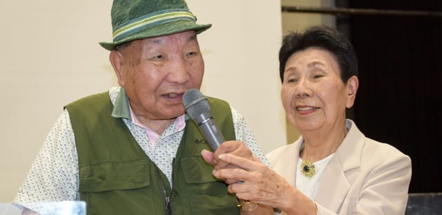 Iwao Hakamada, accompagné de sa soeur Hideko, à Shizuoka, au Japon, le 29 septembre 2024, soit trois jours après avoir été acquitté après avoir passé 46 ans dans le couloir de la mort
