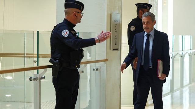 Nicolas Sarkozy arrive pour une audience dans son procès de corruption et de financement illégal d’une campagne électorale liée à un prétendu financement libyen, au palais de justice à Paris, France, le 25 mars 2025.