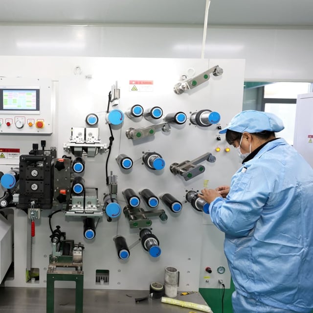 Beschäftigte in einer chinesischen Lithium-Fertigung.