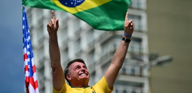 L'ex-président Jair Bolsonaro lors d'une manifestation au bord de la plage de Copacabana, le 16 mars 2025, à Rio de Janeiro