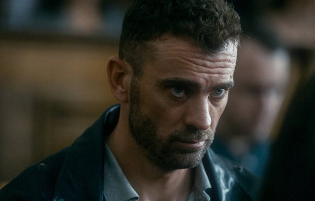 Outsider discret, étranger à la crânerie virile de son milieu, Fabio (Julien Ernwein) ignore tout du monde codifié où il atterrit.