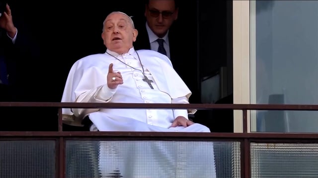 Pope Francis leaves Gemelli hospital in Rome after a 5-week stay on March 23, 2025.