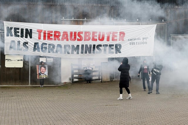 Mitglieder von „Animal Rebellion“ auf Felßners Hof