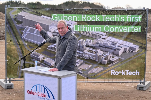 Rock-Tech-Chef Dirk Harbecke beim symbolischen Spatenstich für die Fabrik in Guben im Jahr 2023