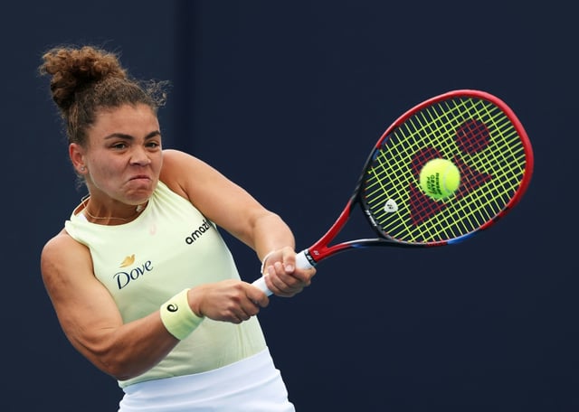 Jasmine Paolini moved into the semi-finals of the Miami Open with a straight sets win over Poland's Magda Linette on Tuesday.