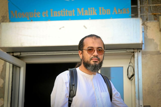 L'imam Smaïn Bendjilali à l'entrée de la mosquée des Bleuets à Marseille, le 20 août 2024.
