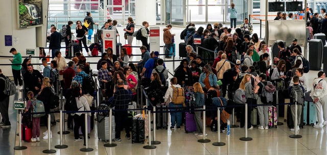 Reisende warten in langen Schlangen am Flughafen JFK in New York (Archiv)