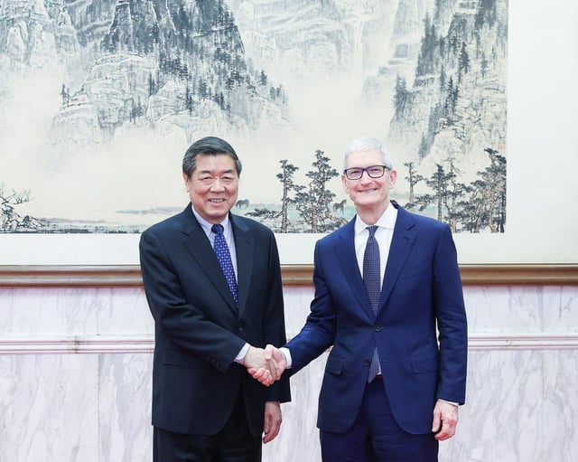 Chinese Vice-Premier He Lifeng meets Apple CEO Tim Cook in Beijing on March 23, 2025. Photo: Xinhua